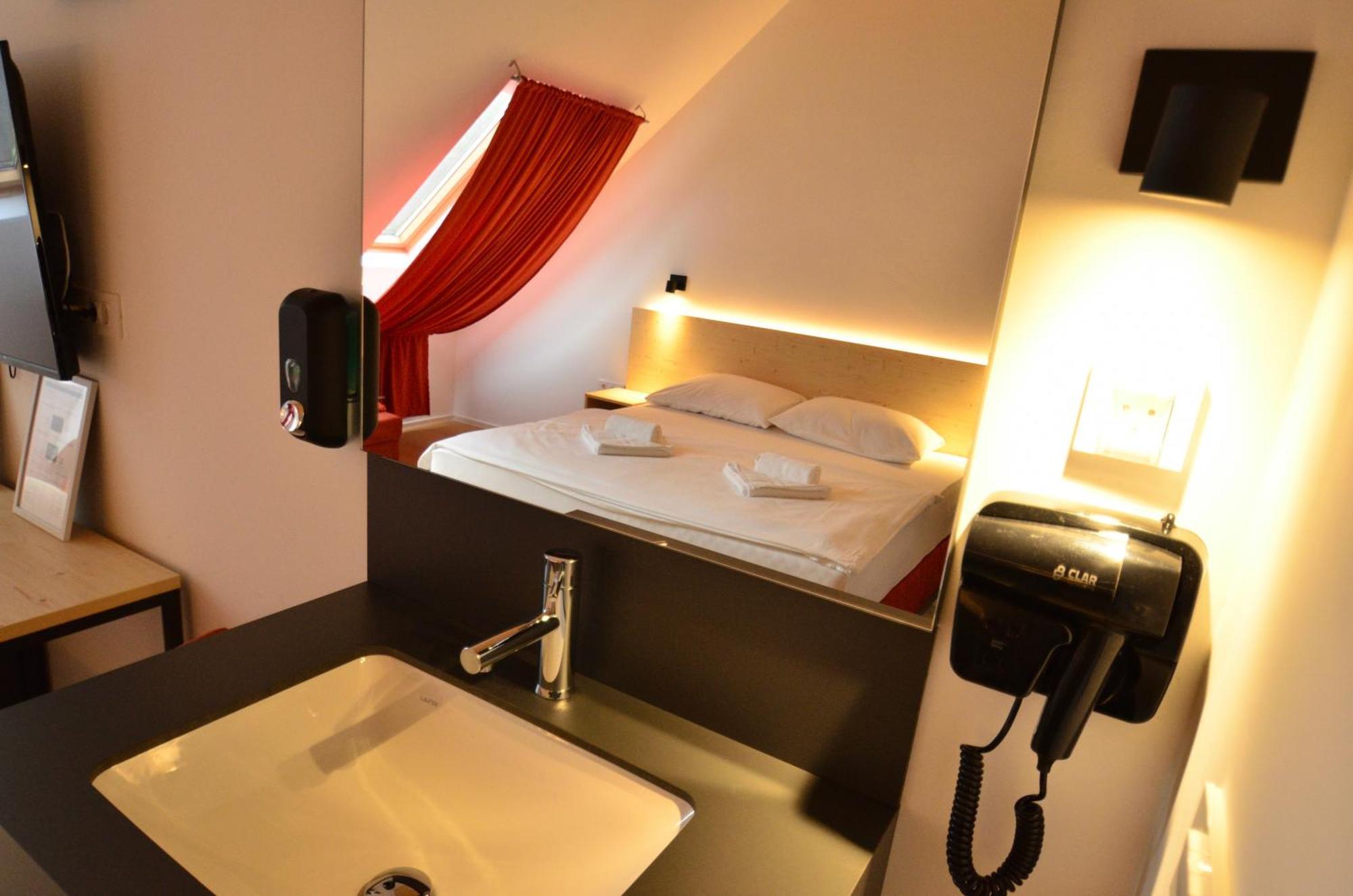 Bed And Breakfast Portal Ljubljana Buitenkant foto